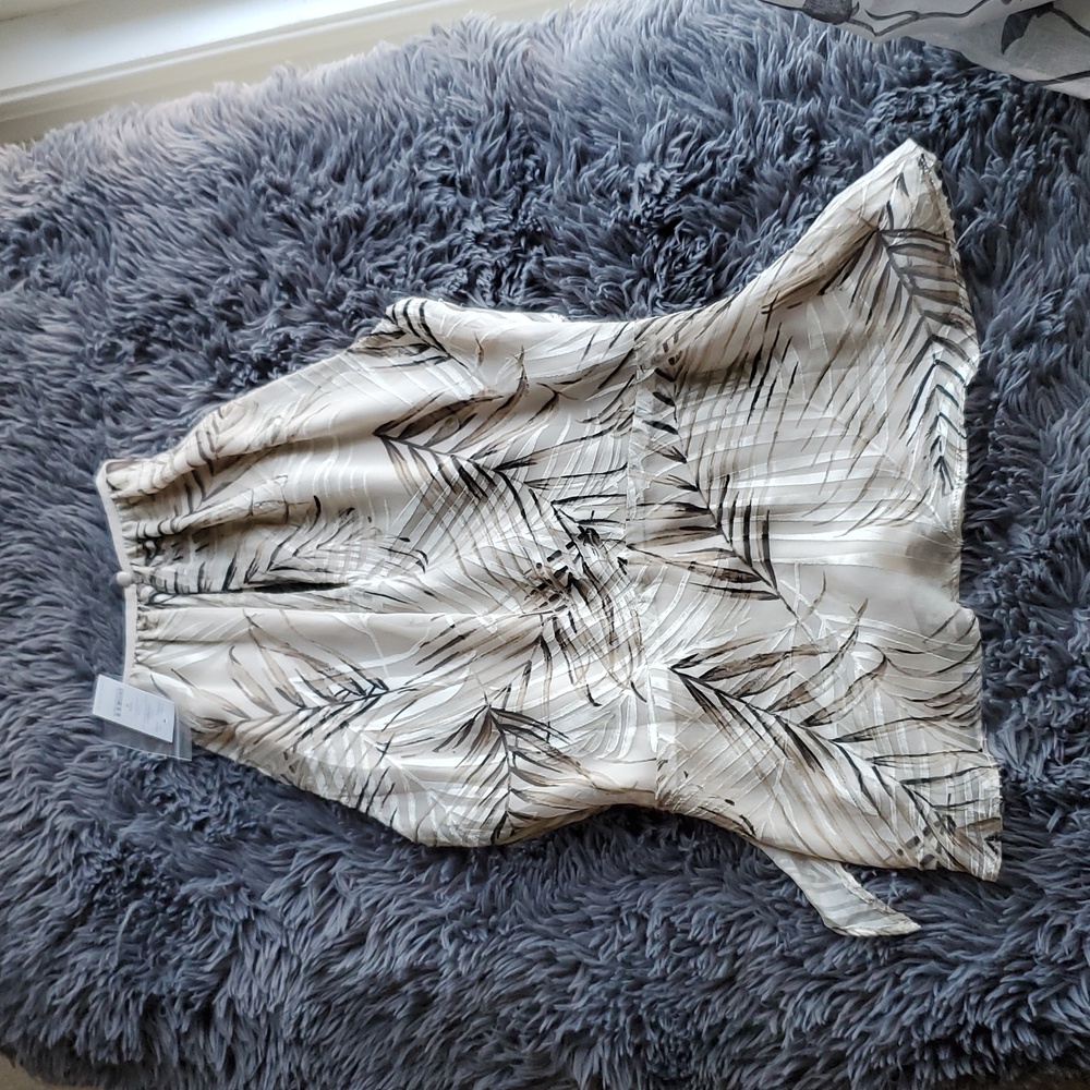 NWT White House Black Market Cream and Black Leaf Print Women's Top Size 0 - Picture 2 of 5